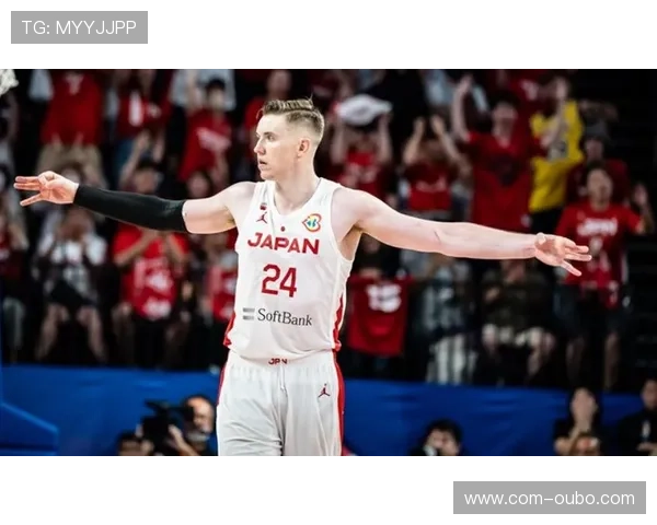 日本队归化中锋霍金森缺席，内线高度劣势迫使战术重心外移